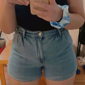 AMERICAN EAGLE MOM SHORTS